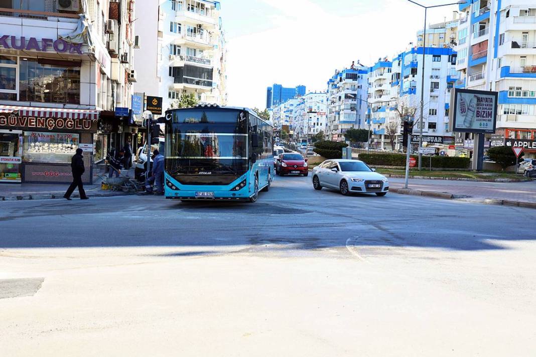Büyükşehir belediyesinden o caddede otobüslere yeni uygulama! Trafik yoğunluğu yaşanınca baştan sona değiştirildi 13